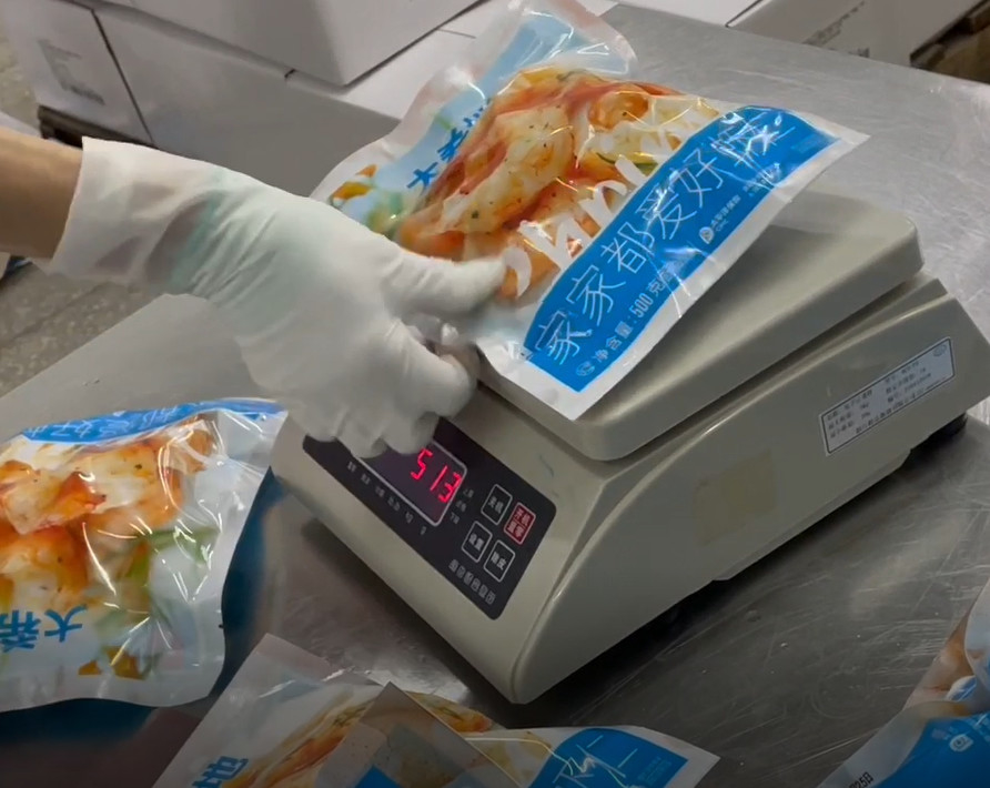 Poids de emballage 200g~1500g de cible de système d'atelier glacial de crevette de machine à emballer de peseur de solides solubles 304