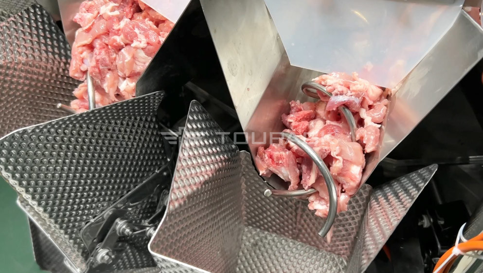 Viande congelée fraîche viande de porc crue morceaux de côtes multi-tête pesanteur machine d'emballage avec alimentation à vis
