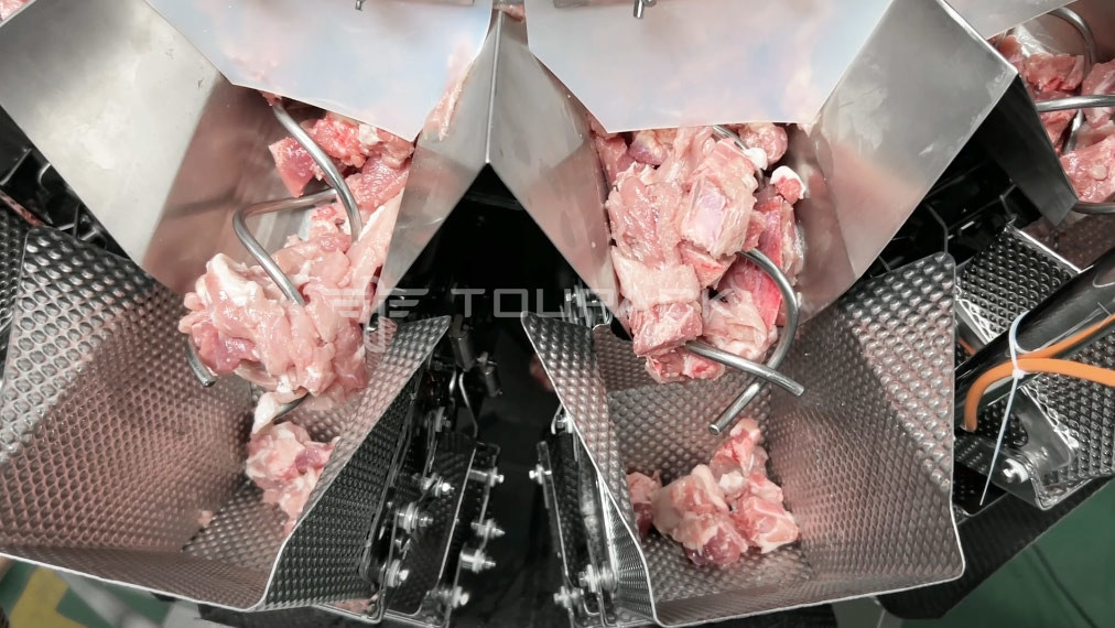 Viande congelée fraîche viande de porc crue morceaux de côtes multi-tête pesanteur machine d'emballage avec alimentation à vis