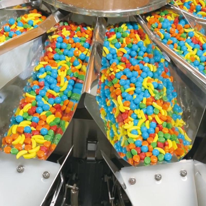 QQ bonbons gommes fromage vis adhésif multi-tête pesanteur automatique machine à emballer des biscuits pour sac fermeture éclair Stand up pouch