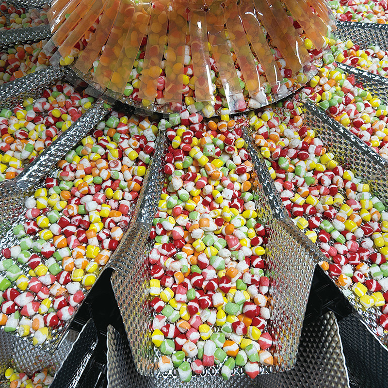 QQ bonbons gommes fromage vis adhésif multi-tête pesanteur automatique machine à emballer des biscuits pour sac fermeture éclair Stand up pouch
