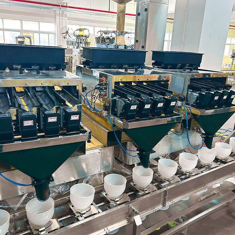 Machine de remplissage et d'emballage pour bocaux en plastique de collations aux cacahuètes et aux noix mélangées, machine de remplissage pour bouteilles