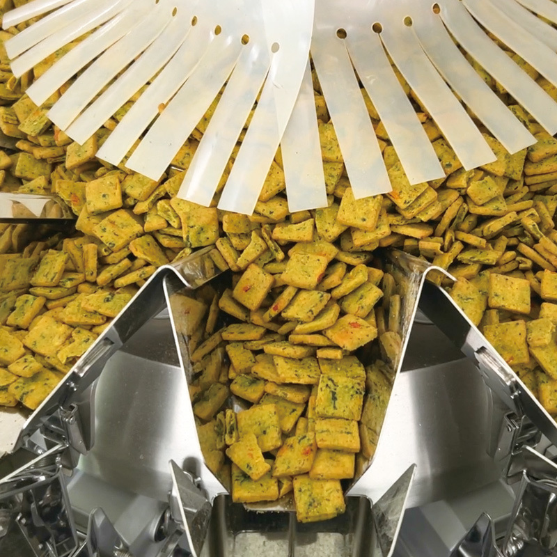 Machine verticale automatique quantitative de remplissage, de scellage et d'emballage VFFS pour aliments en granulés, avec pesage et emballage