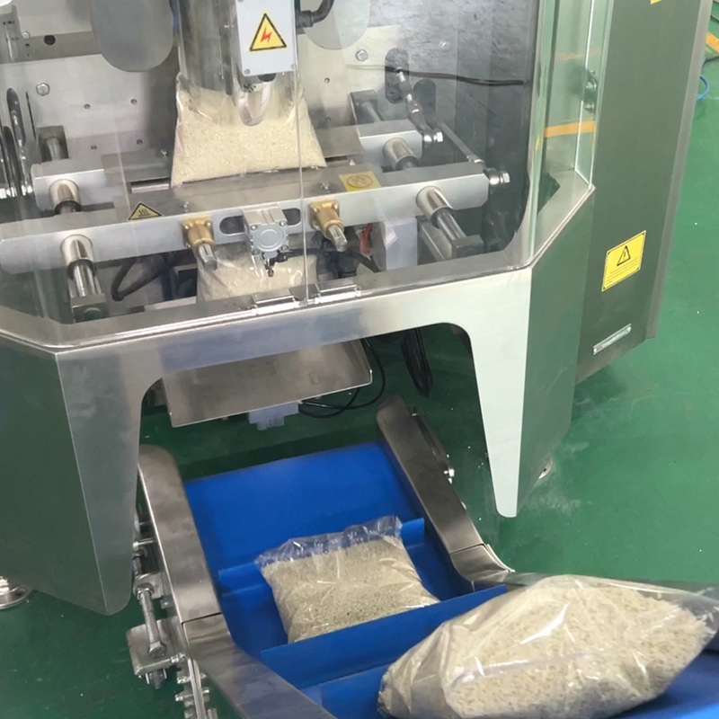 Machine d'emballage verticale pour sacs en forme d'oreiller en plastique pour tranches de pomme, banane séchée et durian séché automatique, fruits lyophilisés, poids