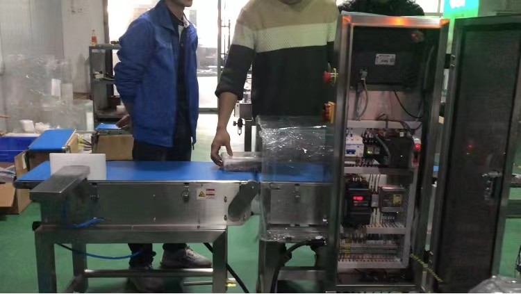 Peseur à grande vitesse de contrôle de 1KW 120p/min pour inspecter le poids des produits